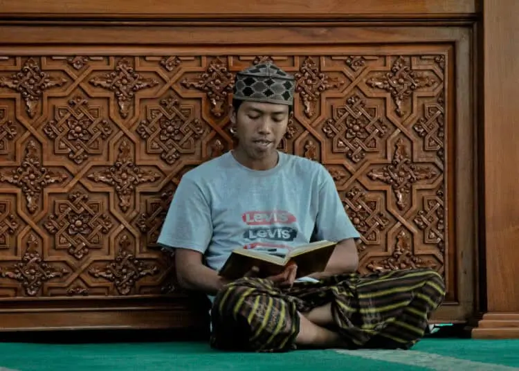 Foto Tadarus Alquran di Masjid Al-Azhom Kota Tangerang