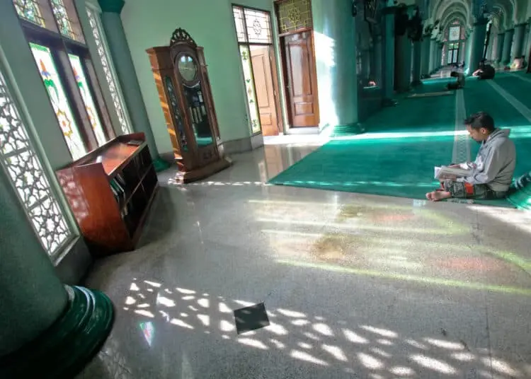 Foto Tadarus Alquran di Masjid Al-Azhom Kota Tangerang