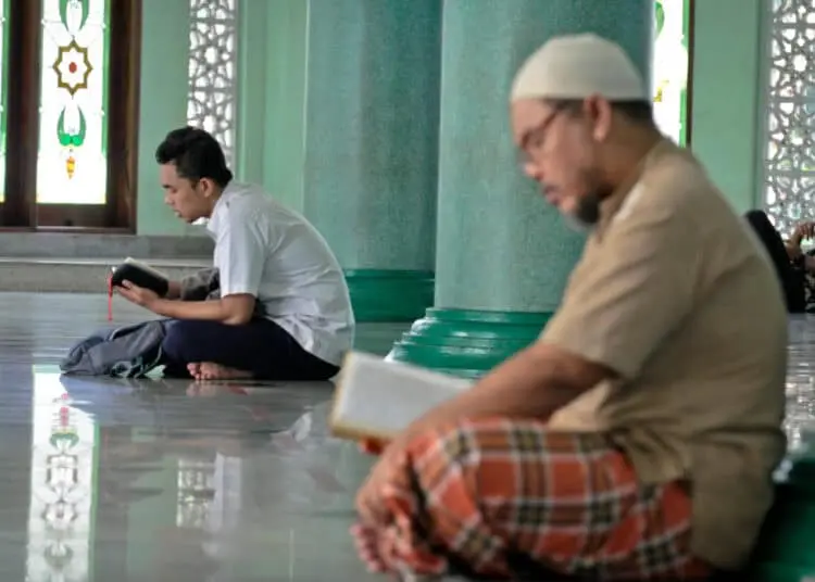Foto Tadarus Alquran di Masjid Al-Azhom Kota Tangerang