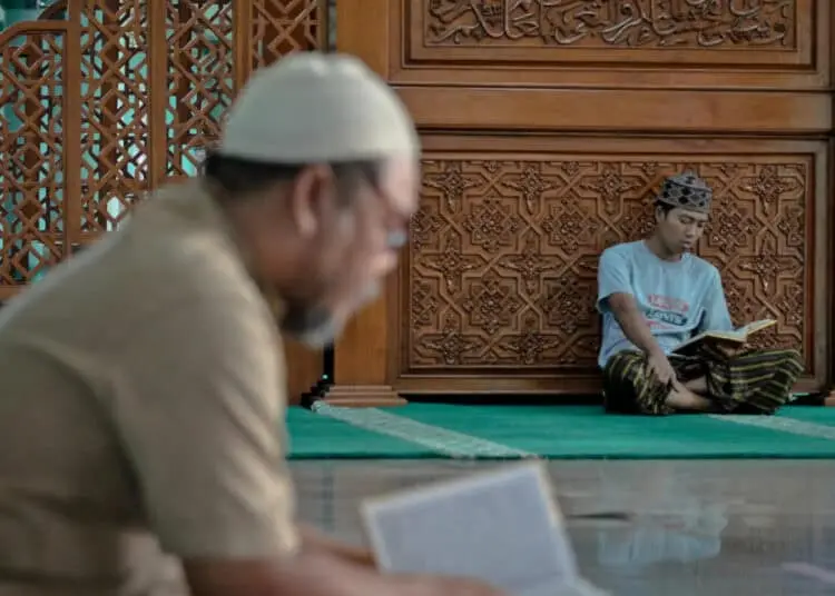 Foto Tadarus Alquran di Masjid Al-Azhom Kota Tangerang