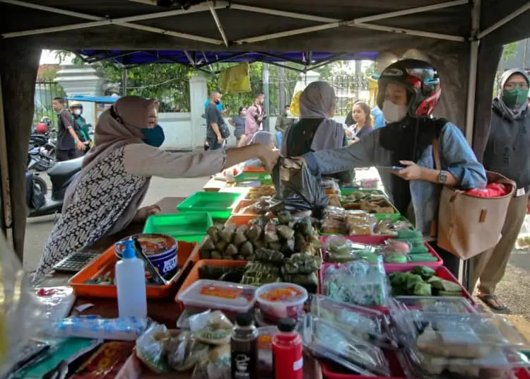 Foto Berburu Takjil di Pasar Lama Kota Tangerang