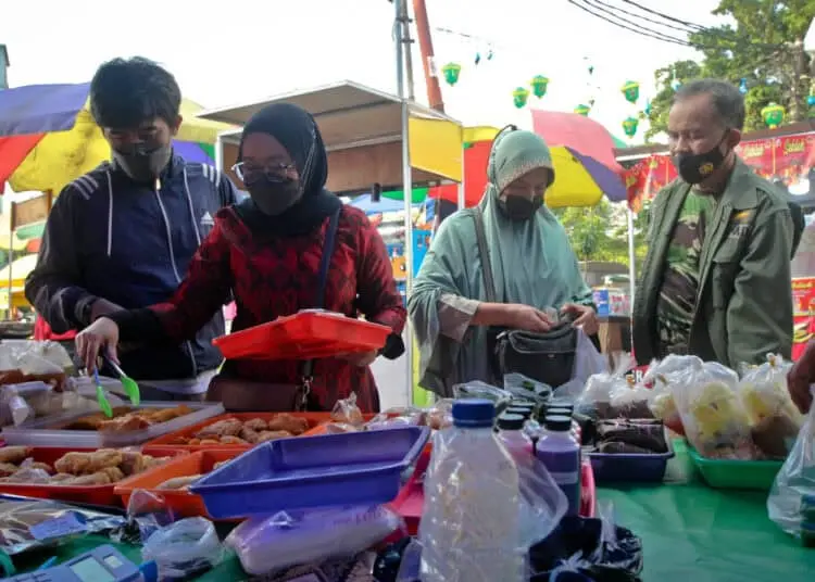 Foto Berburu Takjil di Pasar Lama Kota Tangerang
