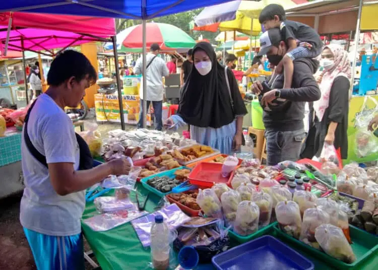 Foto Berburu Takjil di Pasar Lama Kota Tangerang