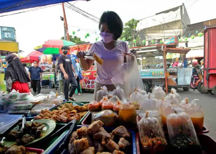 Foto Berburu Takjil di Pasar Lama Kota Tangerang