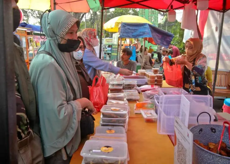 Foto Berburu Takjil di Pasar Lama Kota Tangerang