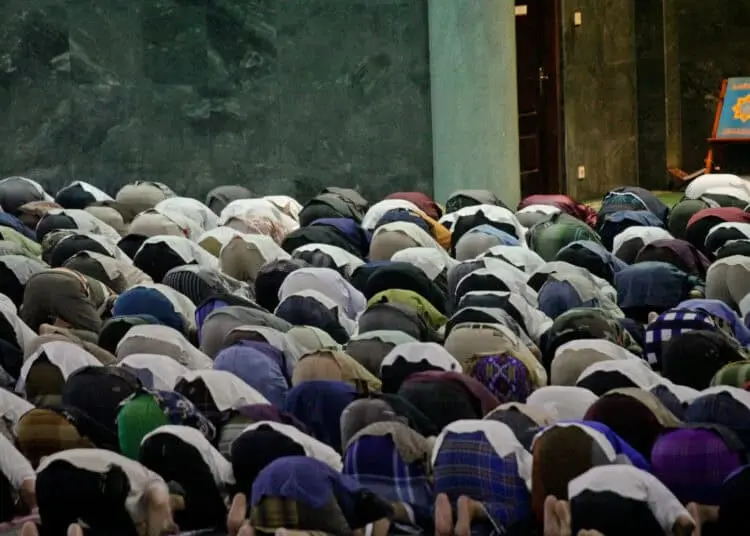 Foto Salat Tarawih di Masjid Al-Azhom Kota Tangerang