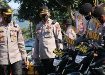 Kapolres Pandeglang, AKBP Belny Warlansyah (kiri), memeriksa unit kendaraan patroli. (ISTIMEWA)