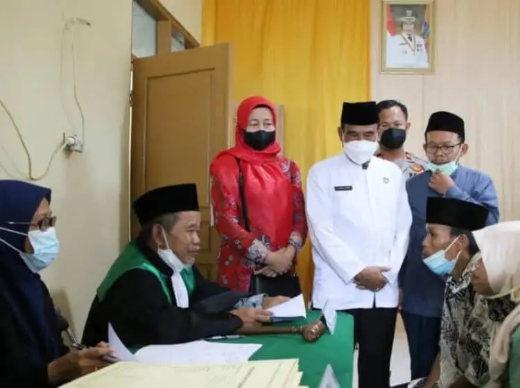 Sejumlah pasangan suami istri, mengikuti isbat nikah yang dilakasanakan di Kecamatan Ciomas, Senin (4/4/2022). (ISTIMEWA)