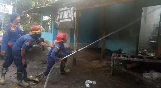 Petugas Damkar BPBD Kabupaten Serang, sedang memadamkan kobaran api. (ISTIMEWA)