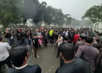 Demo, Ratusan Massa di Lebak Bentrok dengan Polisi
