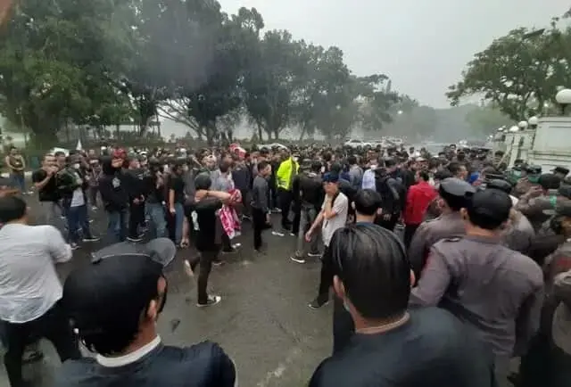 Demo, Ratusan Massa di Lebak Bentrok dengan Polisi