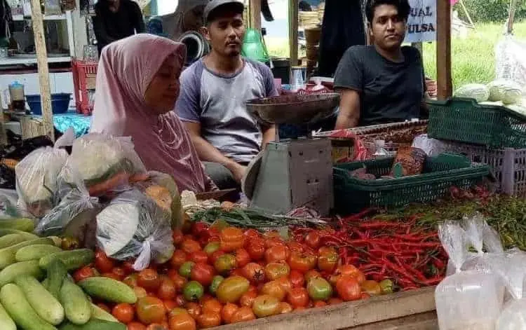 Sejumlah pedagang di Pasar Padarincang, sedang menjajakan dagangannya, Selasa (5/4/2022). (ISTIMEWA)