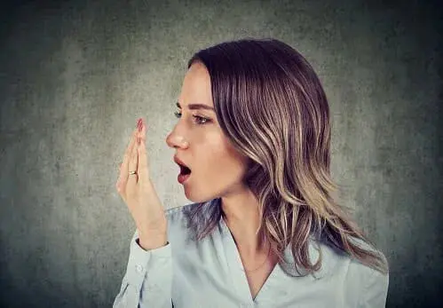 7 Tips Menghilangkan Bau Mulut Saat Puasa