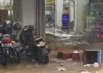 Hujan Deras Buat Tembok Minimarket di Lebak Jebol, Barang Dagangan Hanyut ke Jalan