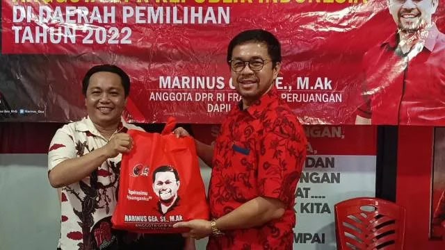 Bagikan 10 Ribu Paket Sembako Jelang Lebaran, Marinus Ajak Masyarakat Tetap Jaga Kesehatan