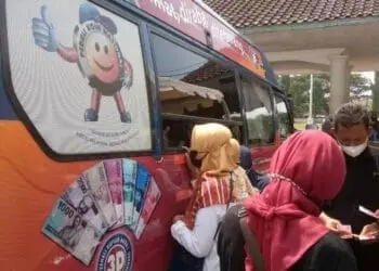 Untuk Lebaran, Warga Lebak Antre Tukar Uang Pecahan Kecil