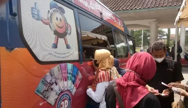 Untuk Lebaran, Warga Lebak Antre Tukar Uang Pecahan Kecil