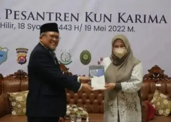 Bupati Pandeglang, Irna Narulita, memberikan kenang – kenangan kepada Pimpinan Ponpes Kun Karima, KH. Soleh Rosyad, Kamis (19/5/2022). (ISTIMEWA)