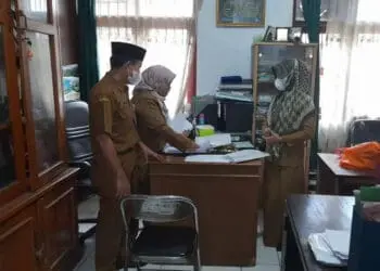 Kepala BKPSDM Kabupaten Pandeglang, M Amri, sedang sidak ke tiap-tiap OPD di lingkungan Pemkab Pandeglang, Senin (9/5/2022). (ISTIMEWA)
