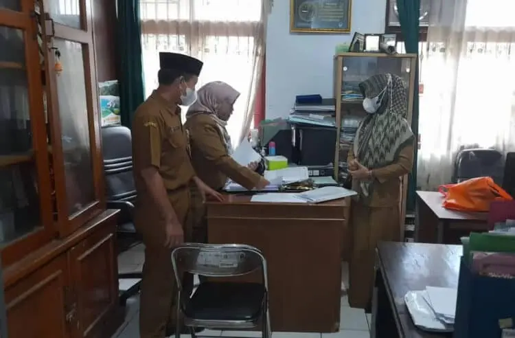 Kepala BKPSDM Kabupaten Pandeglang, M Amri, sedang sidak ke tiap-tiap OPD di lingkungan Pemkab Pandeglang, Senin (9/5/2022). (ISTIMEWA)