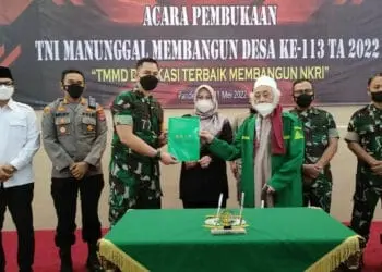 Bersama Abuya KH. Muhtadi, Dandim 0601 Pandeglang, Letkol Inf. Jani Setiadi, dan jajaran lainnya, Bupati Irna menujnukan hasil penandatanganan serah terima kerja ke satuan Kodim, Rabu (11/5/2022). (ISTIMEWA)