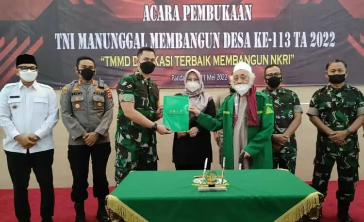 Bersama Abuya KH. Muhtadi, Dandim 0601 Pandeglang, Letkol Inf. Jani Setiadi, dan jajaran lainnya, Bupati Irna menujnukan hasil penandatanganan serah terima kerja ke satuan Kodim, Rabu (11/5/2022). (ISTIMEWA)