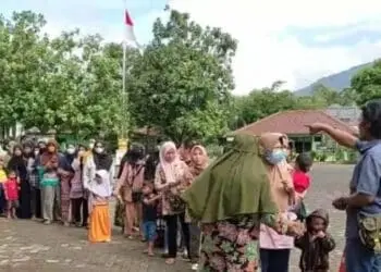 ANTRE MINYAK GORENG–Emak-emak sedang antre minyak goreng murah di Kodim 0601 Pandeglang, Kamis (12/5/2022). (ISTIMEWA)