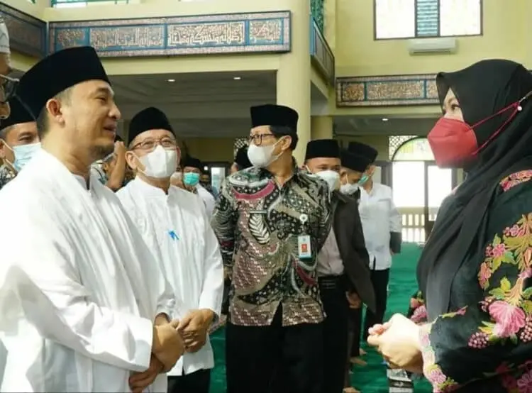 Bupati Pandeglang, Irna Narulita sedang berbincang dengan KH. Jamaludin usai acara Halal Bihalal dan Pengajian Pegawai Pemkab Pandeglang di Masjid Agung Ar-Rahman Pandeglang, Jumat (13/5/2022). 
 (ISTIMEWA)