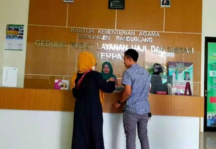 Kepala Seksi Penyelenggaraan Haji dan Umrah (Kasi PHU) Kantor Kemenag Kabupaten Pandeglang, Agus Salim, sedang memantau ruang pelayanan Kantor Kemenag Pandeglang, Kamis (19/5/2022). (ISTIMEWA)