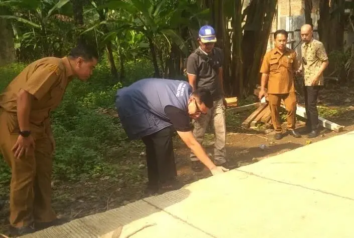 MONITORING–Wabup Pandeglang, Tanto Warsono Arban, memeriksa hasil pembangunan jalan beton Cadasari – Koranji, Senin (23/5/2022). (NIPAL SUTIANA/SATELITNEWS.ID)