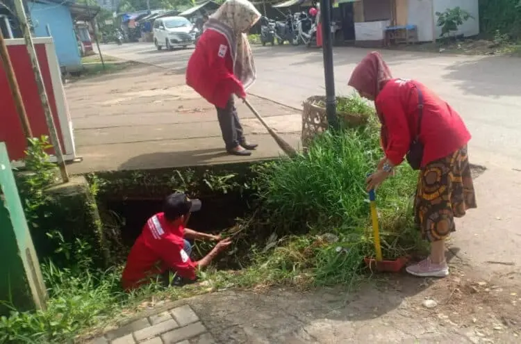 Relawan SIBAT PMI Saruni, sedang melakukan pembersihan gorong-gorong di Perumahan Indah Saruni, Selasa (31/5/2022). (ISTIMEWA)