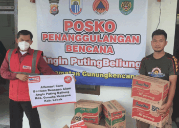 Alfamart Bantu Korban Bencana Angin Puting Beliung Gunung Kencana