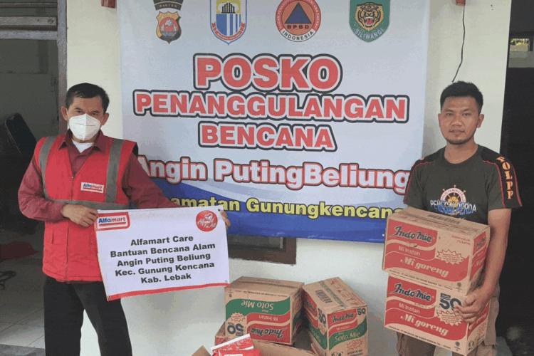 Alfamart Bantu Korban Bencana Angin Puting Beliung Gunung Kencana