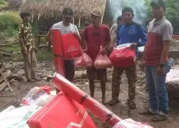 TERIMA BANTUAN–Para korban angin puting beliung, sedang menerima bantuan logistik dan peralatan lainnya, dari pihak Dinsos Pandeglang, Senin (30/5/2022). (ISTIMEWA)