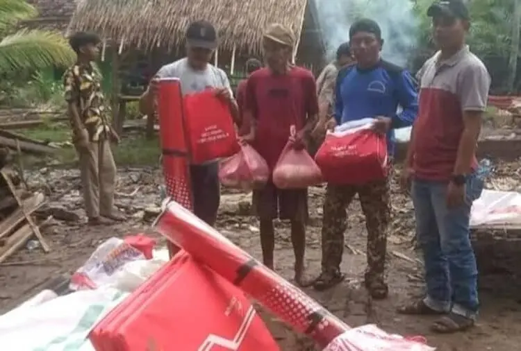 Rumahnya Ambruk Disapu Angin Kencang, Sekeluarga di Pandeglang Tinggal di Tenda