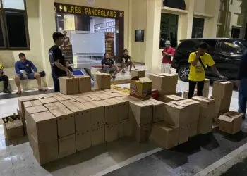 Ratusan dus berisi ribuan botol Minuman Keras (Miras), disita personel Polres Pandeglang, Sabtu (30/4/2022) malam.