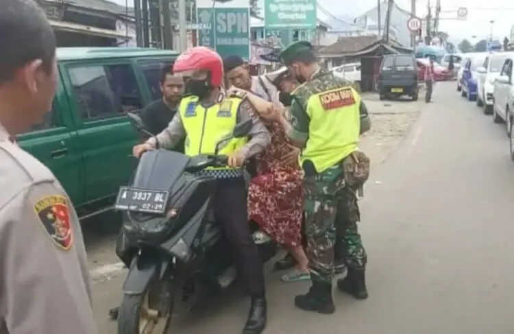 Viral! Akibat Terjebak Macet di Jalur Wisata, Personel TNI - Polri Lakukan Ini Kepada Seorang Nenek di Pandeglang