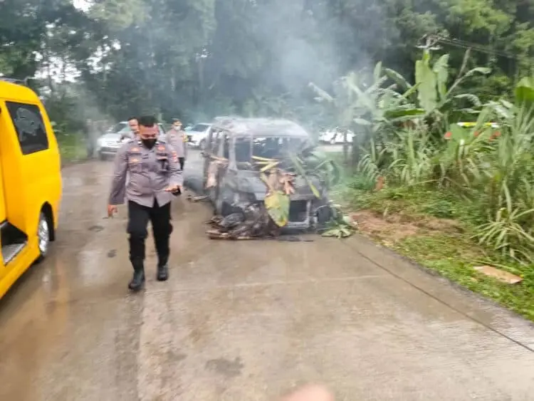 Avanza Tabrak Angkutan Umum di Gunung Kencana, Satu Kendaraan Terbakar