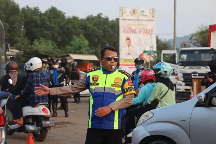 Kapolres Cilegon Turun Langsung Atur Sistem Satu Arah Anyer - Jakarta