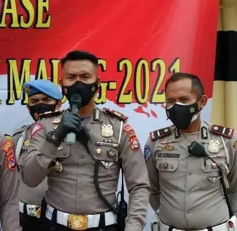 Halangi One Way ke Banten Lama, Ban Mobil Tak Bertuan Digembosin