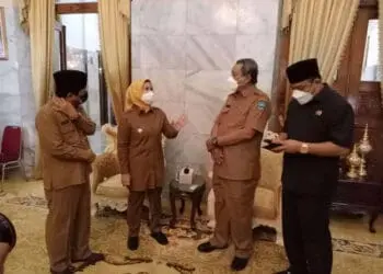 Bupati Serang Ratu Tatu Chasanah, berbincang dengan Wakil Bupati Serang Pandji Tirtayasa, usai melaksanakan halal bihalal, Senin (9/5/2022).(ISTIMEWA)