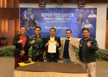FOTO BERSAMA. Ketua Umum Asprov PSSI Banten, Fahmi Hakim beserta jajaran exco berpose bersama sambil memperlihatkan SK  komposisi Komite Pemilihan dan Komite Banding jelang Kongres Asprov PSSI Banten. (ISTIMEWA)
