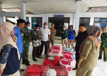 Dinsos Pandeglang salurkan bantuan untuk korban banjir bandang Mandalawangi, Kabupaten Pandeglang, Jumat (13/5/2022). (ISTIMEWA)