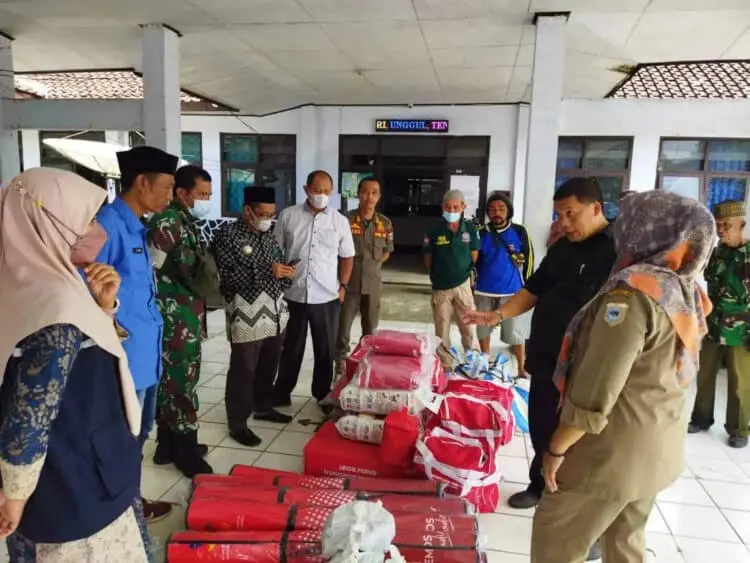 Dinsos Pandeglang salurkan bantuan untuk korban banjir bandang Mandalawangi, Kabupaten Pandeglang, Jumat (13/5/2022). (ISTIMEWA)
