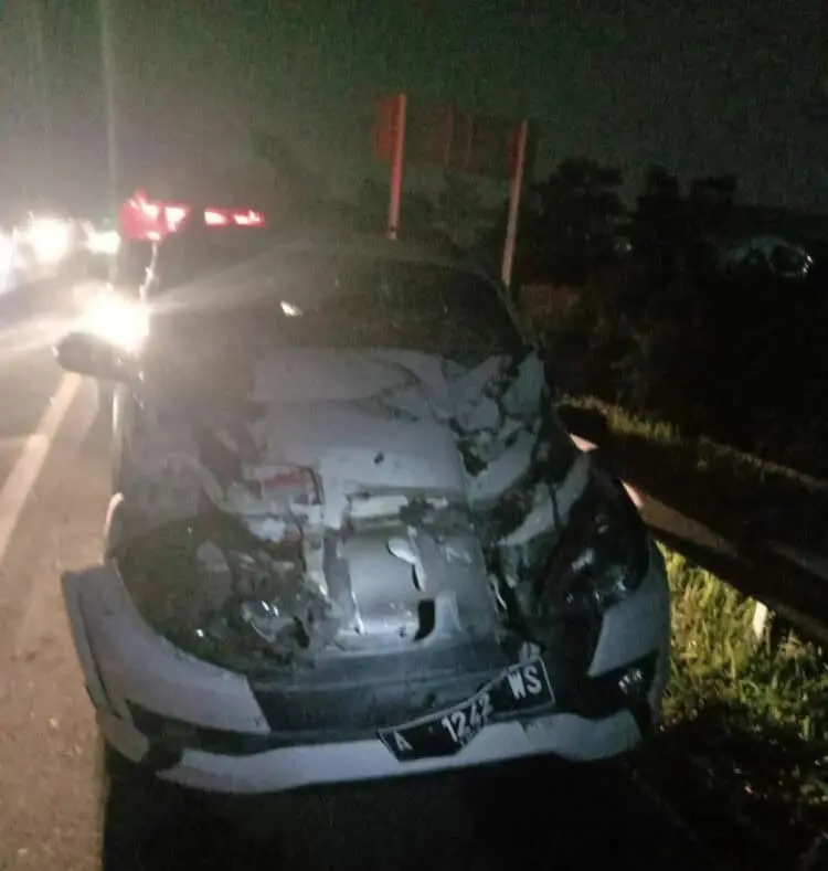 Sopir Minibus Panik, Tabrak Dua Truk di Gerbang Tol Cikupa
