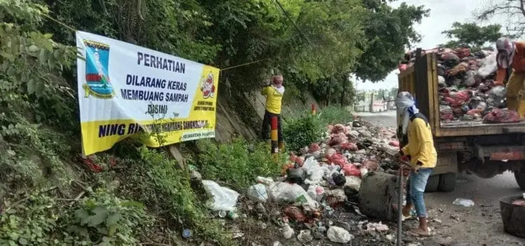 Petugas kebersihan mengangkut sampah liar, yang berserakan di Jalan Raya Serang - Cilegon, belum lama ini. (ISTIMEWA)