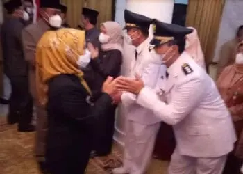Bupati Serang Ratu Tatu Chasanah, berbincang usai pelantikan, Senin (23/5/2022). (ISTIMEWA)