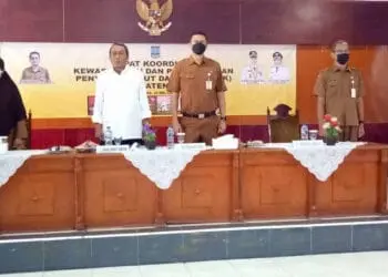 Kepala Distan Kabupaten Serang, Zaldi Dhuhana menggelar rapat koordinasi kewaspadaan dan pengawasan PMK di ruang Tb Suwandi, Selasa (25/5). Hadir Wakil Bupati Serang, Pandji Tirtayasa. (ISTIMEWA)