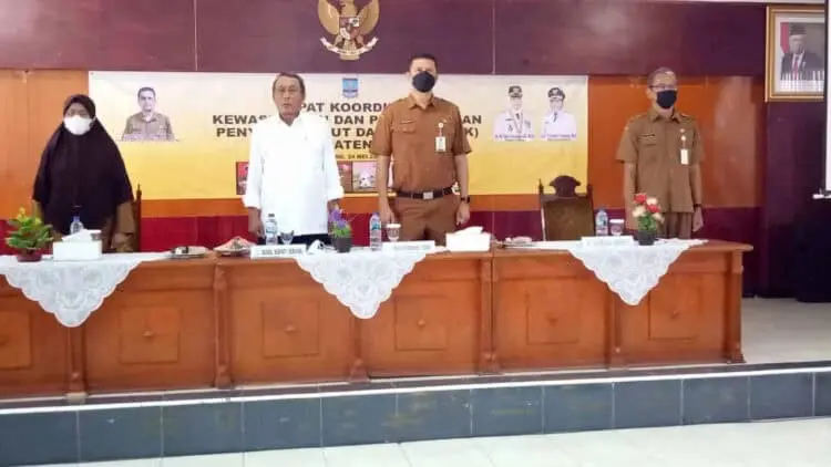 Kepala Distan Kabupaten Serang, Zaldi Dhuhana menggelar rapat koordinasi kewaspadaan dan pengawasan PMK di ruang Tb Suwandi, Selasa (25/5). Hadir Wakil Bupati Serang, Pandji Tirtayasa. (ISTIMEWA)