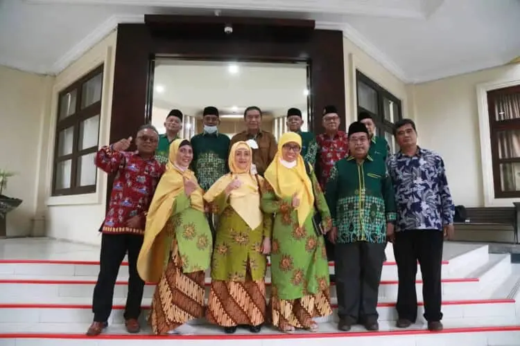 PJ Gubernur Banten Al Muktabar, berfoto bersama dengan jajaran PW Muhammadiyah Banten, Selasa (31/5/2022). (ISTIMEWA)